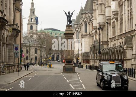 Londra- Fleet Street nella città di Londra, una strada di riferimento tra la città e il West End Foto Stock