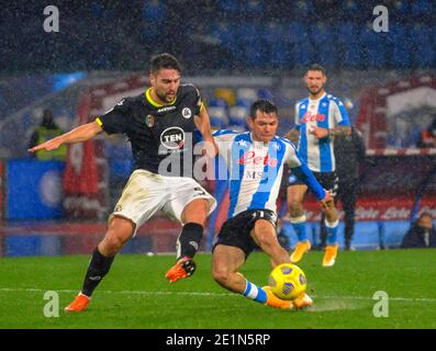 Napoli, Campania, ITALIA. 5 Feb 2021. Il messicano Hirving Lozano vince il contrasto con Riccardo marchizza del Spezia.durante la gara italiana Serie A Footbal SSC Napoli vs AC Spezia il 06 gennaio 2021 allo stadio Diego Maradona di Napoli Credit: Fabio Sasso/ZUMA Wire/Alamy Live News Foto Stock