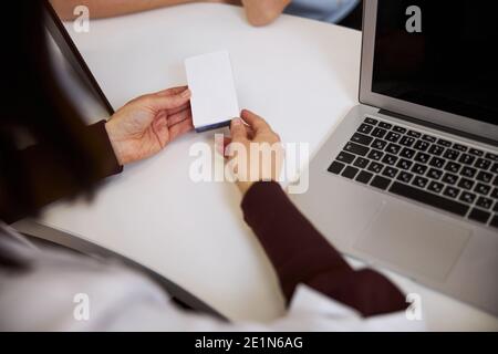 L'oftalmologo sta tenendo il pacchetto medico in clinica Foto Stock