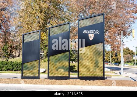 Waterloo, ON, Canada - 17 ottobre 2020: Il cartello del pilone dell'Università di Waterloo (UW) si trova all'ingresso principale del campus di Waterloo, ON, Canada Foto Stock