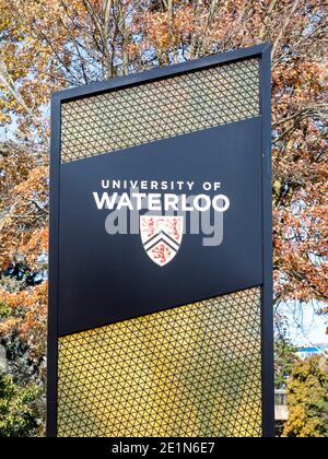 Waterloo, ON, Canada - 17 ottobre 2020: Il cartello del pilone dell'Università di Waterloo (UW) si trova all'ingresso principale del campus di Waterloo, ON, Canada Foto Stock