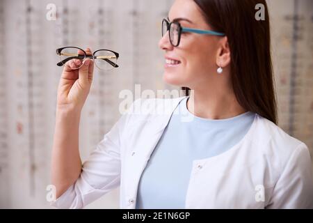 L'oculista sta valutando la qualità degli occhiali Foto Stock