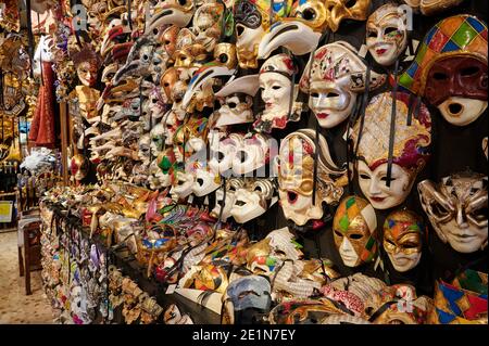 Negozio con maschere di carnevale veneziane in vendita, Venezia, Veneto, Italia Foto Stock