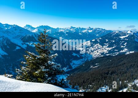 Paesaggio innevato con vista da Muttjöchle alla valle d'argento, Montafon e le montagne austriache in Vorarlberg. Sulla cima di Dalaas, Klostertal, Foto Stock