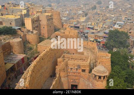 Massiccia entrata del forte Jaisalmer nel Rajasthan Foto Stock