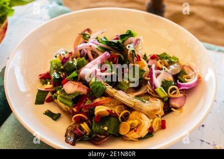 Deliziosi piatti thailandesi serviti sulla spiaggia di Pattaya Thailandia Asia Foto Stock