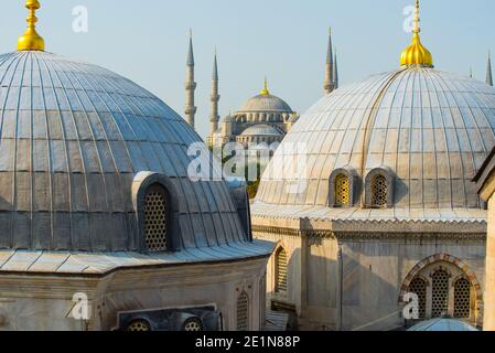 Vista da Hagia Sofia sui tetti della Moschea Blu - Istanbul, Turchia Foto Stock