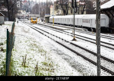 Praga, Repubblica Ceca. 01-08-2021. Treno abbandonato sulla stazione ferroviaria di Praga Dejvice matro. Foto Stock