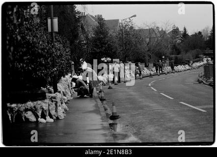 Dunblane School Massacre 13 marzo 1996. Foto dal 14 marzo in poi. Wikipedia qui sotto: Il massacro di Dunblane ha avuto luogo alla Dunblane Primary School vicino Stirling, Scozia, Regno Unito, il 13 marzo 1996, quando Thomas Hamilton ha ucciso sedici alunni e un insegnante, e ne ha ferito altri quindici, prima di uccidersi. Rimane la più letale sparatoria di massa della storia britannica. Il dibattito pubblico sugli assassini si è incentrato sulle leggi sul controllo delle armi, comprese le petizioni pubbliche per il divieto di proprietà privata delle pistole e un’indagine ufficiale, che ha prodotto il rapporto Cullen del 1996. Foto Stock