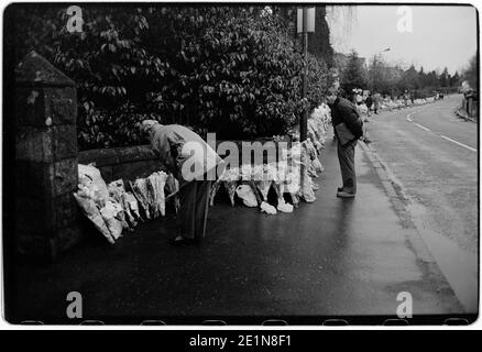 Dunblane School Massacre 13 marzo 1996. Foto dal 14 marzo in poi. Wikipedia qui sotto: Il massacro di Dunblane ha avuto luogo alla Dunblane Primary School vicino Stirling, Scozia, Regno Unito, il 13 marzo 1996, quando Thomas Hamilton ha ucciso sedici alunni e un insegnante, e ne ha ferito altri quindici, prima di uccidersi. Rimane la più letale sparatoria di massa della storia britannica. Il dibattito pubblico sugli assassini si è incentrato sulle leggi sul controllo delle armi, comprese le petizioni pubbliche per il divieto di proprietà privata delle pistole e un’indagine ufficiale, che ha prodotto il rapporto Cullen del 1996. Foto Stock