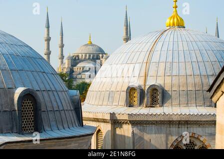 Vista da Hagia Sofia sui tetti della Moschea Blu - Istanbul, Turchia Foto Stock
