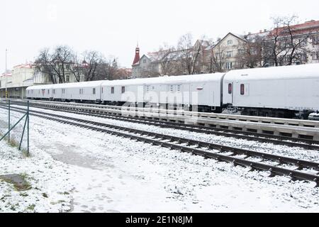 Praga, Repubblica Ceca. 01-08-2021. Treno abbandonato sulla stazione ferroviaria di Praga Dejvice matro. Foto Stock