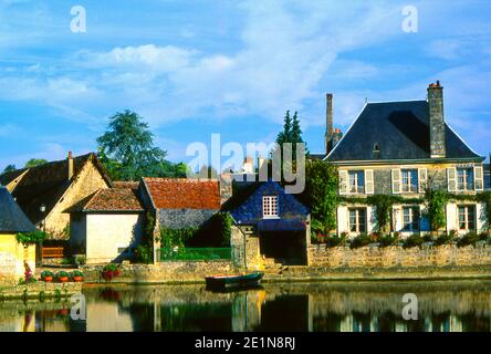 Case sul fiume Indre nella Valle della Loira, Francia Foto Stock