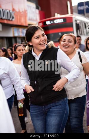 Giovani donne sorridenti marciano per le strade di Guaymas, sonora, Messico, protestando contro la violenza contro le donne. Foto Stock
