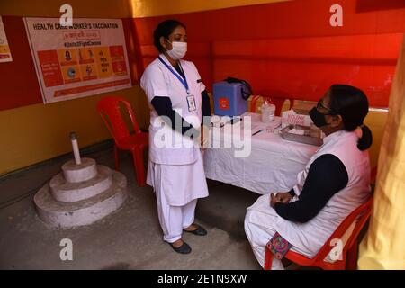 Guwahati, Assam, India. 7 gennaio 2021. Gli operatori sanitari indiani parlano con un altro candidato prima di ricevere il vaccino mock di Covid-19 presso un centro di vaccinazione Covid-19 a Guwahati Assam India venerdì 8 gennaio 2021. Oggi le autorità sanitarie indiane hanno condotto un ciclo di vaccinazione a secco con Covid-19 in tutta l'India. L'India è la seconda nazione più colpita al mondo dalla pandemia della malattia del coronavirus.UN raduno degli elefanti che viene estratto come parte della settimana di vita selvaggia dello Stato 2020 a Guwahati Assam India giovedì 1 ottobre 2020. La settimana della vita selvaggia dello Stato di Assam è celebrata dal 1 ottobre al 7 ottobre Foto Stock