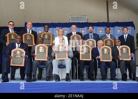 **FILE FOTO** Tommy LaSorda è scomparso. New York, NY-luglio 28: Membri Hall of Fame (L-R) Andre Dawson, Joe Morgan, Orlando Cepeda, Ozzie Smith, Tommy LaSorda, Billy Williams, (top Row) Carlton Fisk, Cal Ripken, Jim Rice, Jane Clark, Bert Blyleven, Wade Boggs, Barry Larkin e Jeff Idelson partecipano alla cerimonia di induzione della National Baseball Hall of Fame il 28 luglio 2013 a Cooperstown, New York. Credit: George Napolitano/MediaPunch Foto Stock