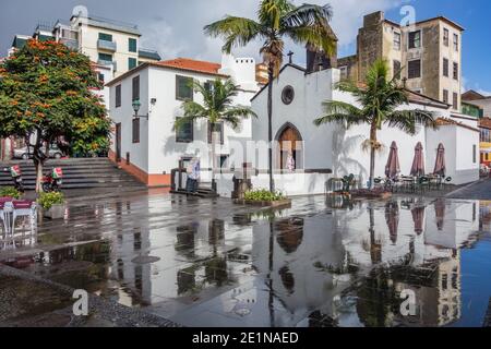 Funchal, capitale di Madeira, regione autonoma del Portogallo, confinante con l'Oceano Atlantico, famosa per l'arte del progetto a porte aperte in Rua de Santa Maria Foto Stock