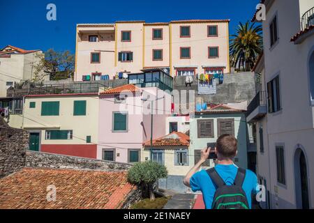 Funchal, capitale di Madeira, regione autonoma del Portogallo, confinante con l'Oceano Atlantico, famosa per l'arte del progetto a porte aperte in Rua de Santa Maria Foto Stock