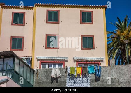 Funchal, capitale di Madeira, regione autonoma del Portogallo, confinante con l'Oceano Atlantico, famosa per l'arte del progetto a porte aperte in Rua de Santa Maria Foto Stock