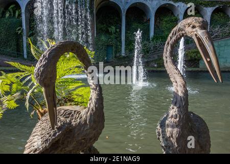 Funchal, capitale di Madeira, regione autonoma del Portogallo, confinante con l'Oceano Atlantico, famosa per l'arte del progetto a porte aperte in Rua de Santa Maria Foto Stock