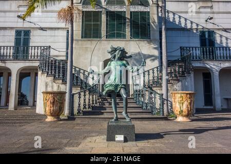 Funchal, capitale di Madeira, regione autonoma del Portogallo, confinante con l'Oceano Atlantico, famosa per l'arte del progetto a porte aperte in Rua de Santa Maria Foto Stock