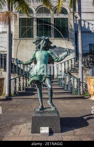 Funchal, capitale di Madeira, regione autonoma del Portogallo, confinante con l'Oceano Atlantico, famosa per l'arte del progetto a porte aperte in Rua de Santa Maria Foto Stock