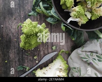 Una ciotola di broccoli su un tavolo Foto Stock