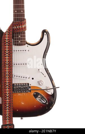 Metà della chitarra elettrica con cintura. Si trova su una superficie bianca. Primo piano. Foto Stock