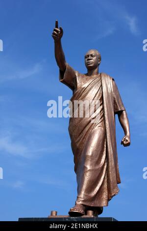 Statua di Kwame Nkrumah - il primo presidente del Ghana, che ha portato la Gold Coast all'indipendenza dalla Gran Bretagna Foto Stock