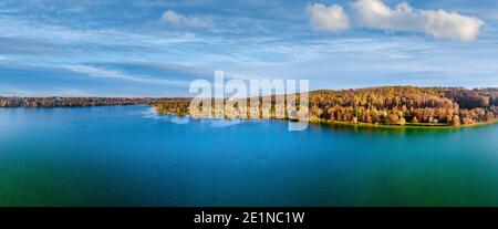 Lago di Wörthsee in autunno, Fuenfseenland, alta Baviera, Baviera, Germania, Europa Foto Stock