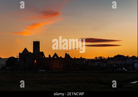 Timoleague, West Cork, Irlanda. 8 gennaio 2021. Il sole tramonta sull'Abbazia di Timoleague dopo una giornata di sole invernale. Met Eireann prevede temperature di -8C questa sera. Credit: AG News/Alamy Live News Foto Stock