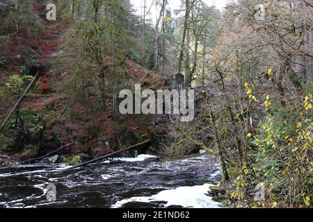 Il sito Hermitage sulle rive del fiume Braan nella foresta di Craigvinean, Scozia Foto Stock