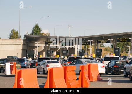 Giorno caldo, onde di aria calda sopra le automobili calde. Automobili in attesa al confine tra il Canada e gli Stati Uniti. Foto Stock