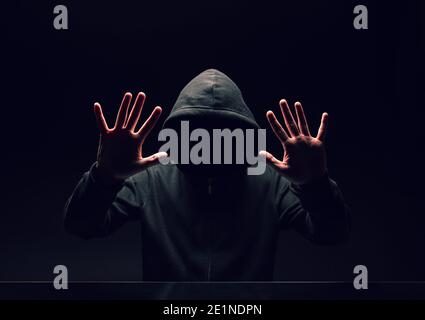 Hacker volto scuro. Hacker in tema scuro Hoodie Foto Stock