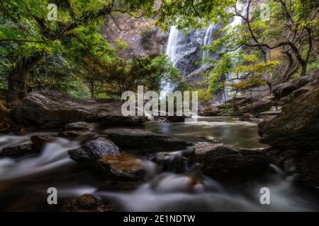 Khlong LAN cascata una bella e chiara immagine, situato a Kamphaeng Phet, Thailandia Foto Stock