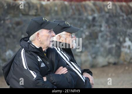 Due Signore anziani in una partita di calcio locale a Irvine, Ayrshire, Scozia, Regno Unito Foto Stock