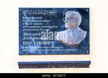 Samara, Russia - 28 maggio 2016: Lapide commemorativa dedicata al compositore sovietico Dmitri Shostakovich Foto Stock