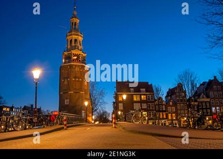 La torre Montelbaan di notte ad Amsterdam Olanda Foto Stock