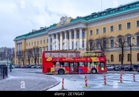 San Pietroburgo, Russia - 07 gennaio 2021. Autobus turistico a due piani sulla strada della città. Turismo locale, visite turistiche. Messa a fuoco selettiva. Foto Stock