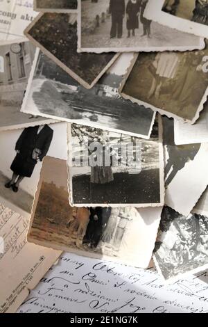 Bristol, UK - 5 gennaio 2021: Genealogia e Storia della Famiglia. Vecchie fotografie del 1920-1950 circa. Foto Stock