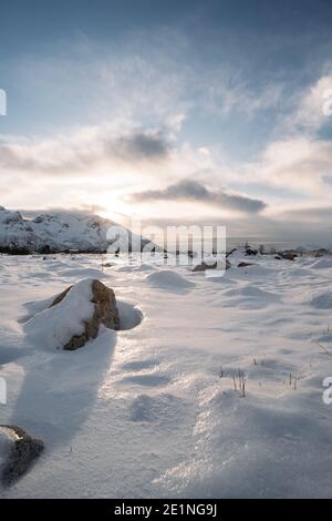 Bella vista di un paesaggio invernale in Norvegia durante il tramonto Foto Stock