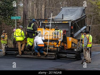 Lavoratori della strada che utilizzano la macchina per pavimentazione per asfalto, Chapel Hill, NC Foto Stock