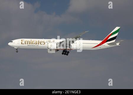 Emirates Boeing 777-300 con registrazione A6-ECQ su breve finale per la pista 25L dell'aeroporto di Francoforte. Foto Stock