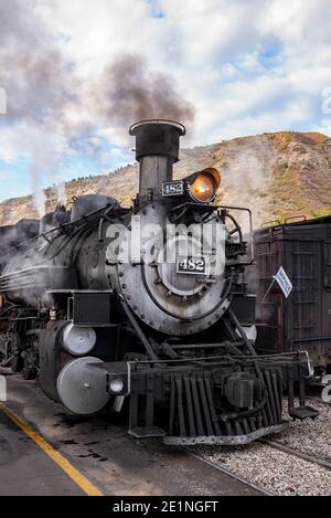 Locomotiva a vapore di classe Rio Grande 482 della ferrovia a scartamento ridotto Durango e Silverton (D&SNG) con partenza dalla stazione di Durango, Colorado, USA Foto Stock