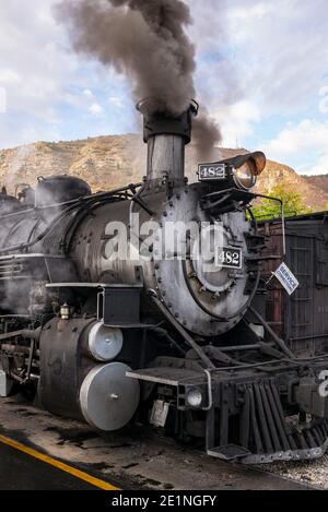 Locomotiva a vapore di classe Rio Grande 482 della ferrovia a scartamento ridotto Durango e Silverton (D&SNG) con partenza dalla stazione di Durango, Colorado, USA Foto Stock