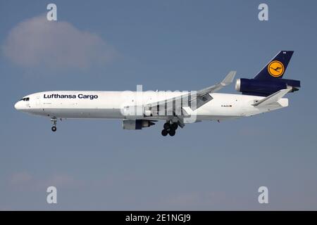 Tedesco Lufthansa Cargo McDonnell Douglas MD-11F con registrazione D-ALCS su breve finale per la pista 25L dell'aeroporto di Francoforte. Foto Stock