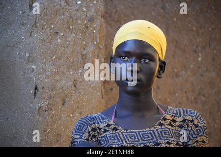 Ritratto di una giovane sudanese nel campo profughi di Kakuma, Kenya. Foto Stock