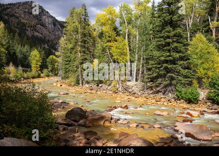 La ferrovia a scartamento ridotto Durango e Silverton segue il corso della valle del fiume Animas attraverso la San Juan National Forest, Colorado, USA Foto Stock