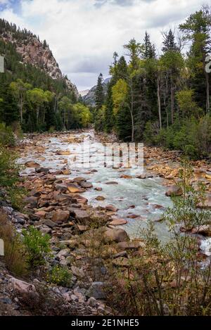 La ferrovia a scartamento ridotto Durango e Silverton segue il corso della valle del fiume Animas attraverso la San Juan National Forest, Colorado, USA Foto Stock