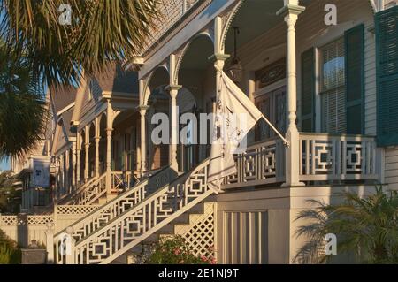 Portici di case 'gingerbread', in stile vittoriano, a Ball Avenue nel quartiere storico di East End, Sunset, Galveston, Texas, Stati Uniti Foto Stock